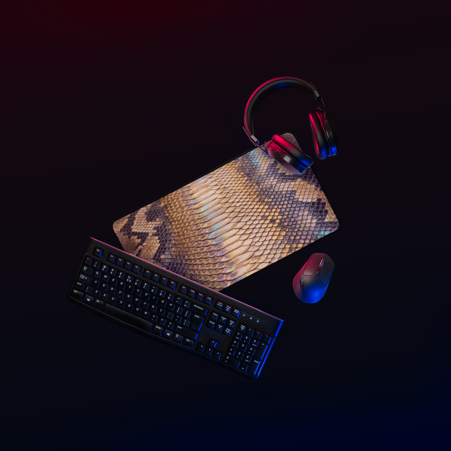 Desk Mat in gold schimmernder Reptilien Optik und eleganter Strukturwirkung in modern beleuchtetem Set Up