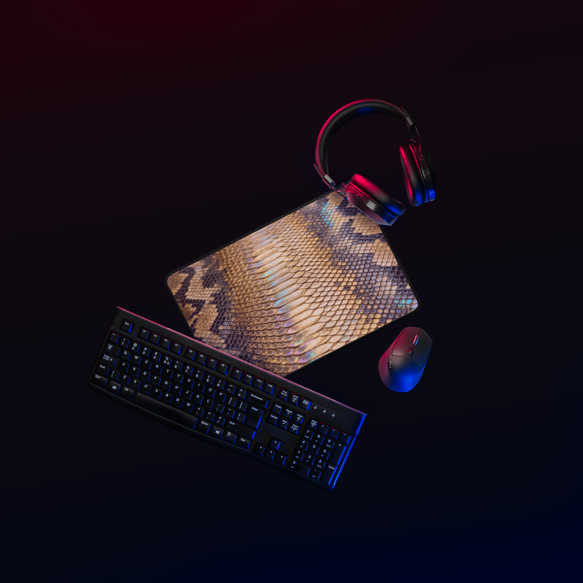 Desk Mat in gold schimmerndem Reptilien Design und luxuriöser Strukturwirkung in moderner LED-beleuchteter Arbeitsumgebung