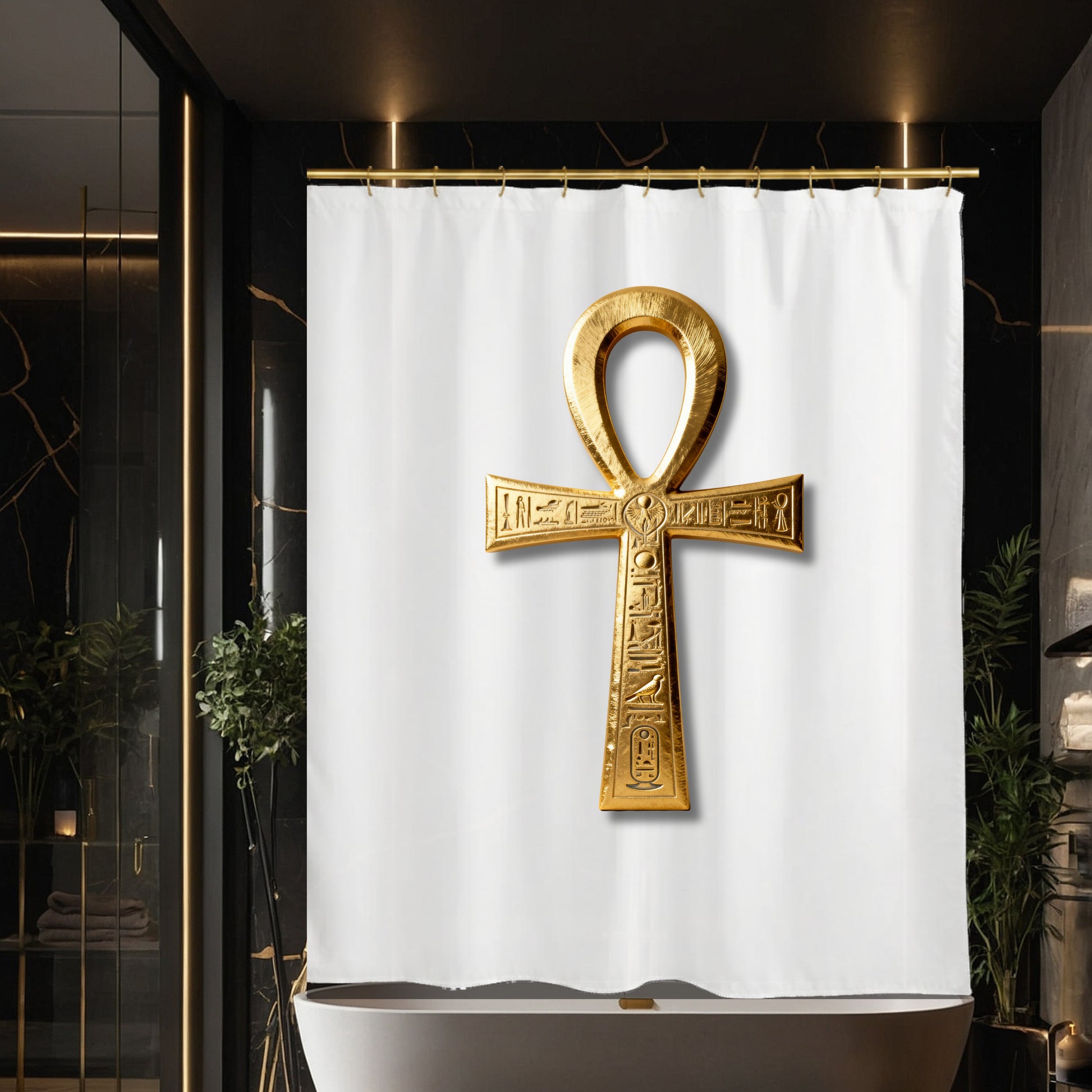 Weißer Duschvorhang mit goldenem Ankh-Symbol und gravierten Hieroglyphen in einem eleganten Badezimmer mit dunklen Oberflächen, goldenen Akzenten und luxuriöser Atmosphäre.