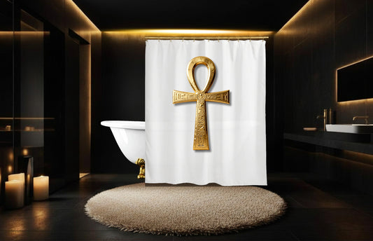 Weißer Duschvorhang mit goldenem Ankh-Symbol und feinen Hieroglyphen in einem luxuriösen Badezimmer mit freistehender Badewanne, dunklen Wandstrukturen, goldenen Akzenten und eleganter Einrichtung.