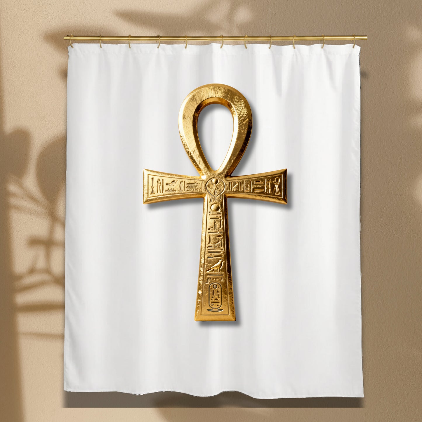Weißer Duschvorhang mit goldenem Ankh-Symbol und fein gravierten Hieroglyphen vor einer hellen Wand mit weichen Licht- und Schatteneffekten in eleganter Badezimmeratmosphäre.