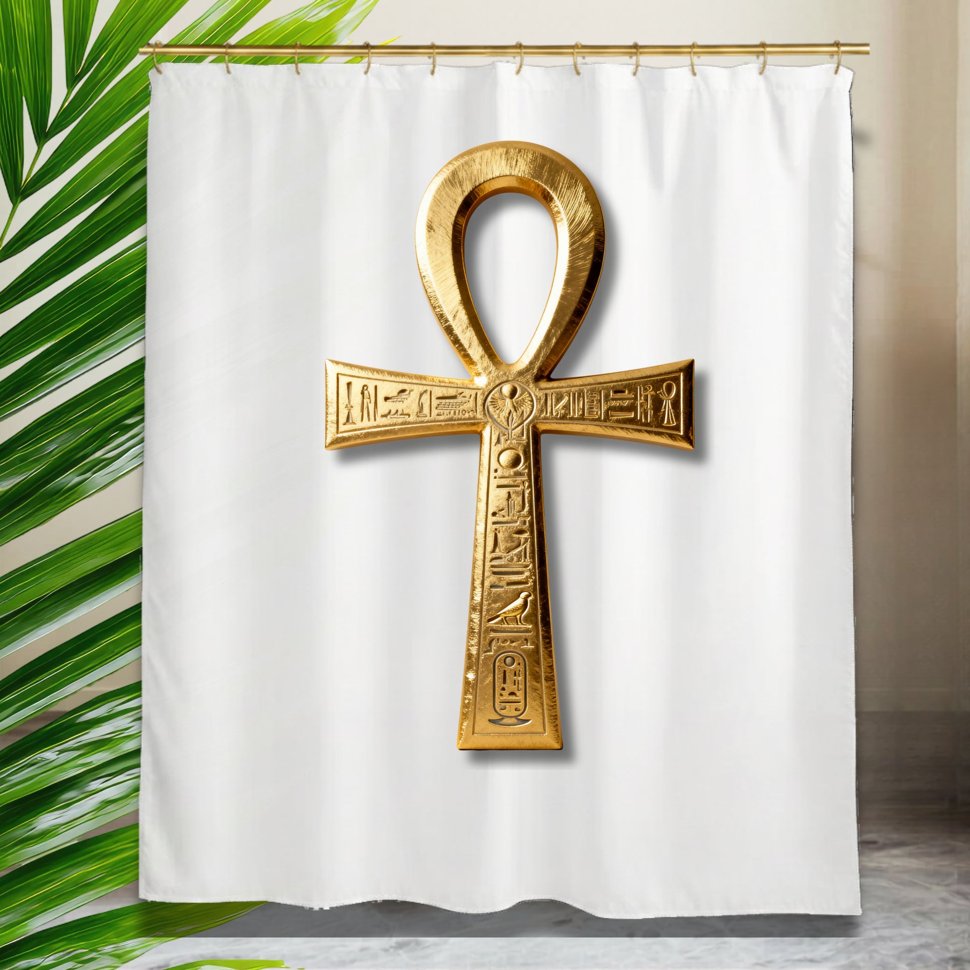 Weißer Duschvorhang mit goldenem Ankh-Symbol und gravierten Hieroglyphen vor hellem Hintergrund mit dekorativen Palmblättern und luxuriöser, entspannter Badezimmeratmosphäre.