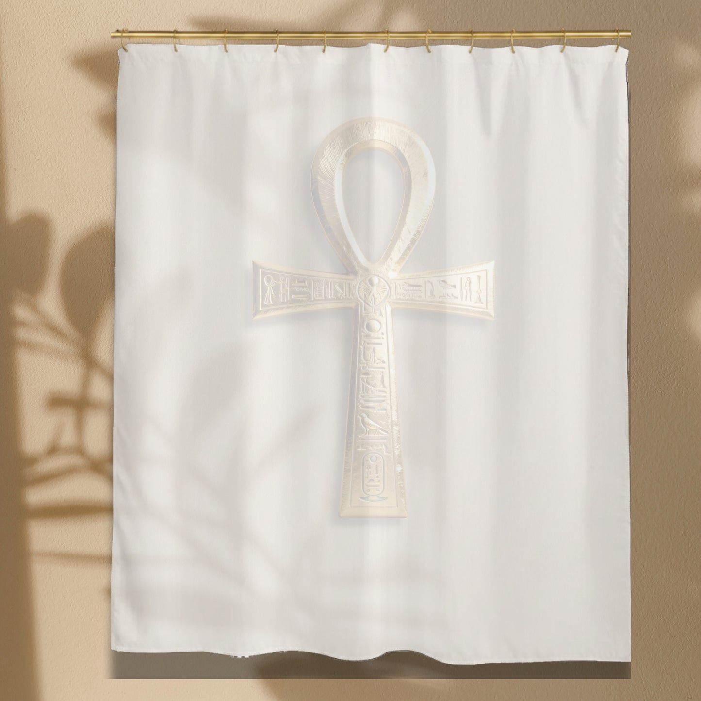 Rückseite eines weißen Duschvorhangs mit dezent durchscheinendem Ankh-Symbol und feinen Hieroglyphendetails vor einer hellen Wand mit weichen Licht- und Schattenakzenten.