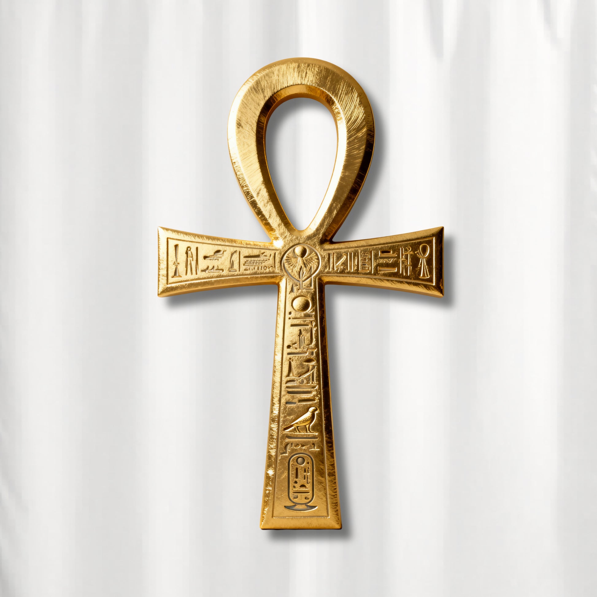 Detailaufnahme des goldenen Ankh-Symbols mit eingravierten Hieroglyphen auf weißem Duschvorhang mit luxuriöser Metalloptik und feinen Strukturdetails.