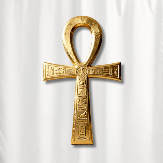 Detailaufnahme des goldenen Ankh-Symbols mit eingravierten Hieroglyphen auf weißem Duschvorhang mit luxuriöser Metalloptik und feinen Strukturdetails.