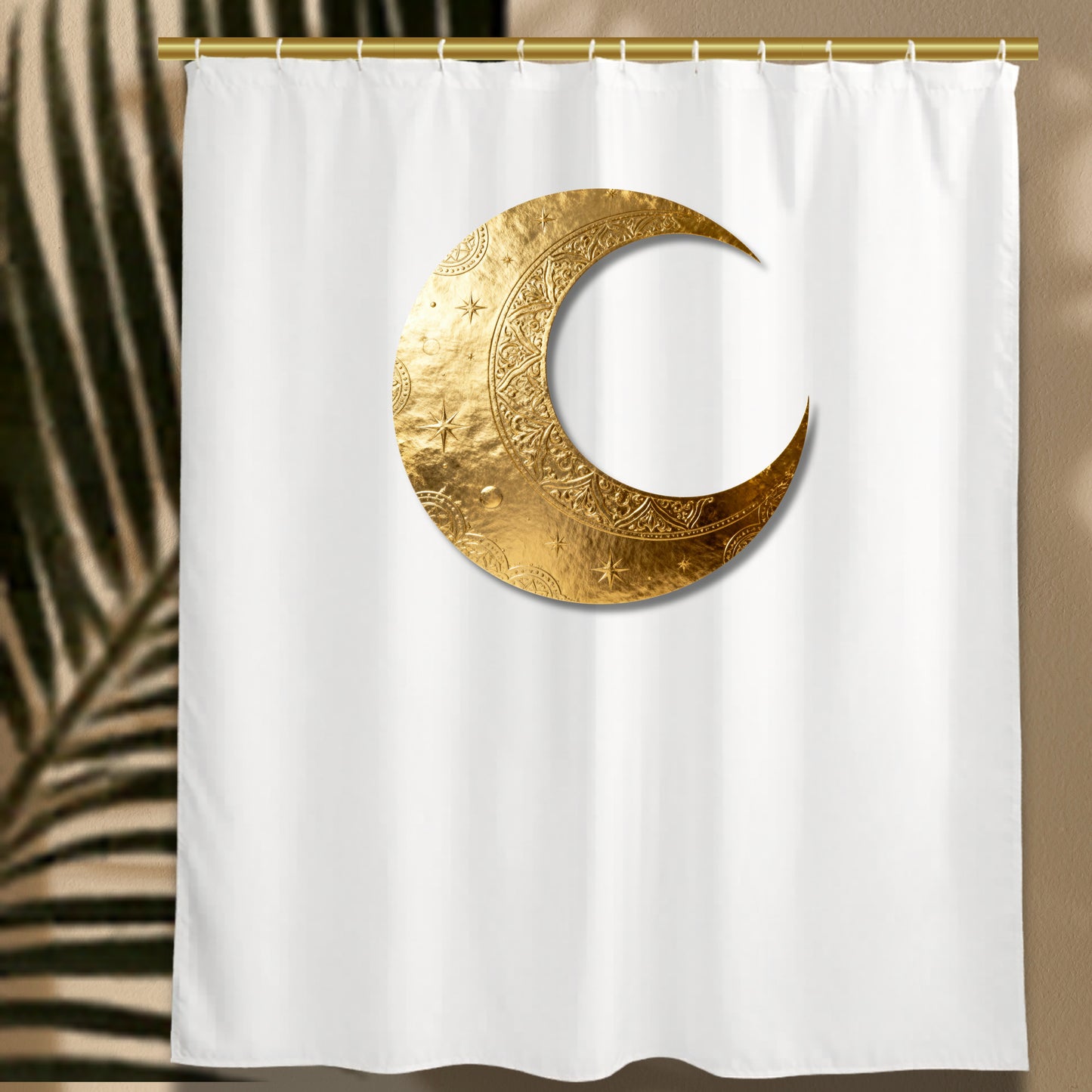 Weißer Duschvorhang mit goldenem Mond, dekorativer Blattschatten auf Hintergrund