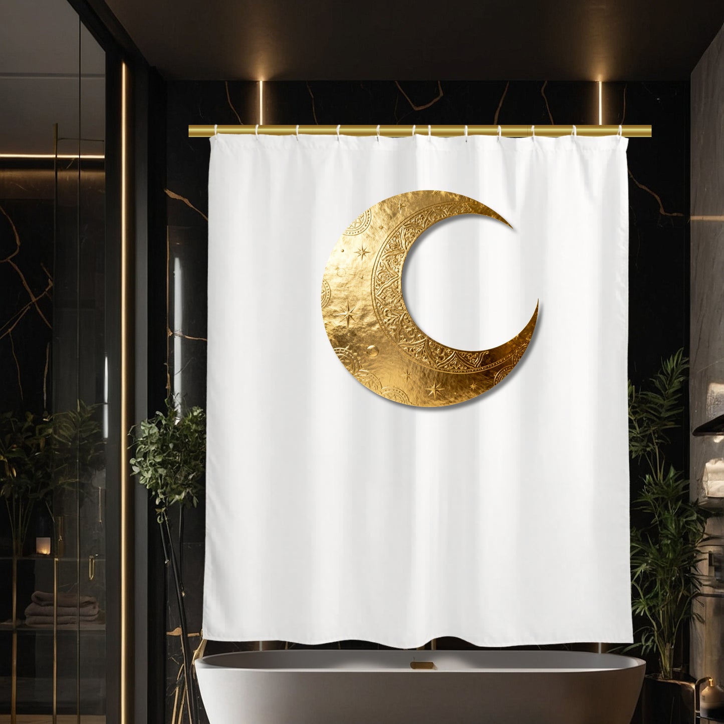 Weißer Duschvorhang mit großem ornamentiertem goldenen Mondsymbol in einem eleganten Badezimmer mit dunklen Marmorwänden, goldenen Lichtakzenten und moderner Spa-Atmosphäre.