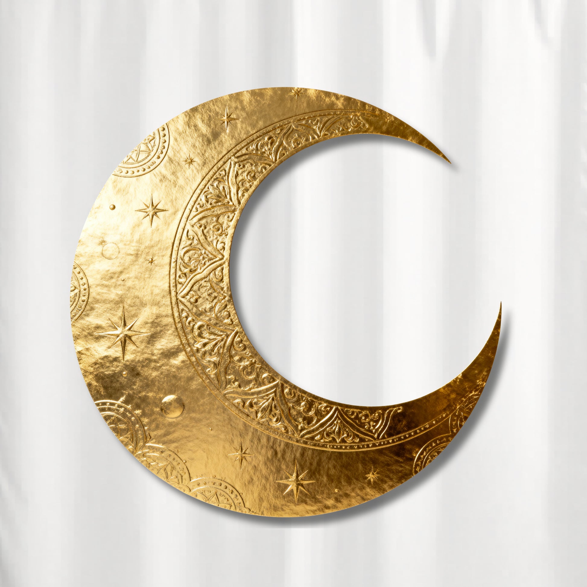 Detailaufnahme des goldenen Mondsymbols mit feiner Ornamentstruktur, geprägter Goldoptik und dezentem Tiefeneffekt 