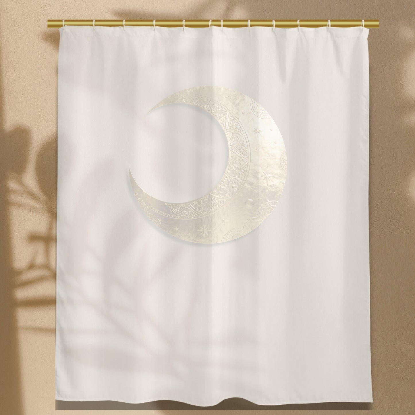 Rückseite des weißen Duschvorhangs mit goldenem Mond auf hellem Hintergrund 