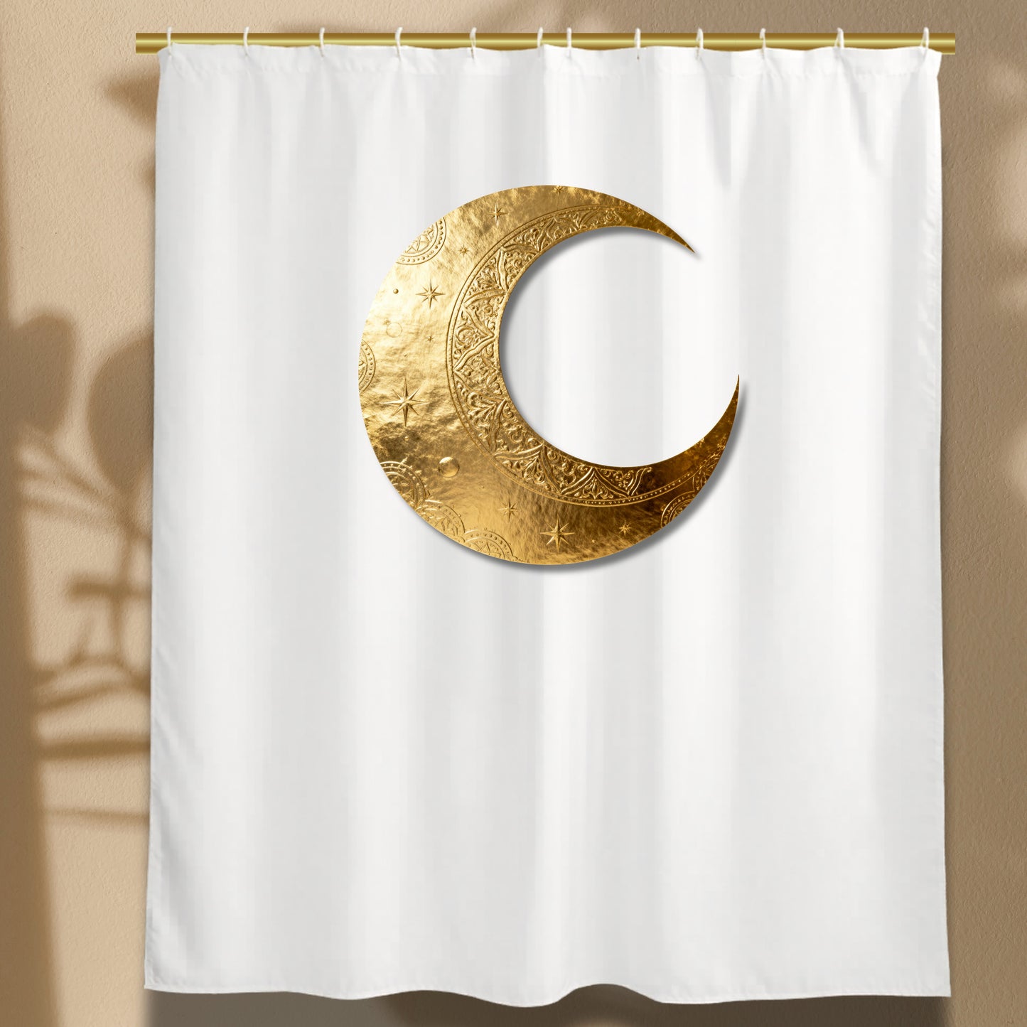 Vorderseite des weißen Duschvorhangs mit ornamentiertem goldenen Mondsymbol vor einer warmen, hellen Hintergrundkulisse. Die feine Goldstruktur und der dezente Tiefeneffekt des Mondes erzeugen eine elegante, ruhige Atmosphäre mit luxuriöser Ausstrahlung und modernem Wohnstil.