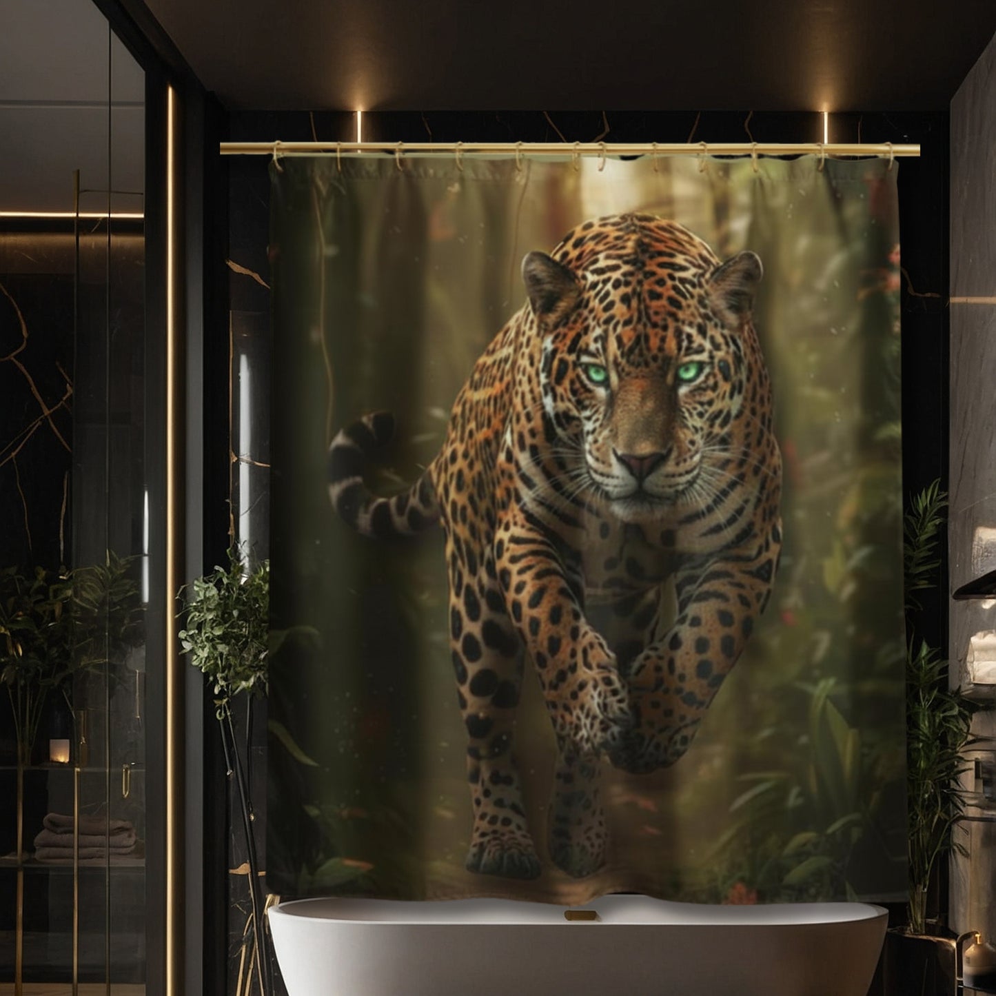Duschvorhang mit Jaguar in kraftvoller Bewegung durch den Regenwald in elegantem Badezimmer Badezimmer mit dunkler Wandgestaltung, Goldakzenten und freistehender Badewanne.