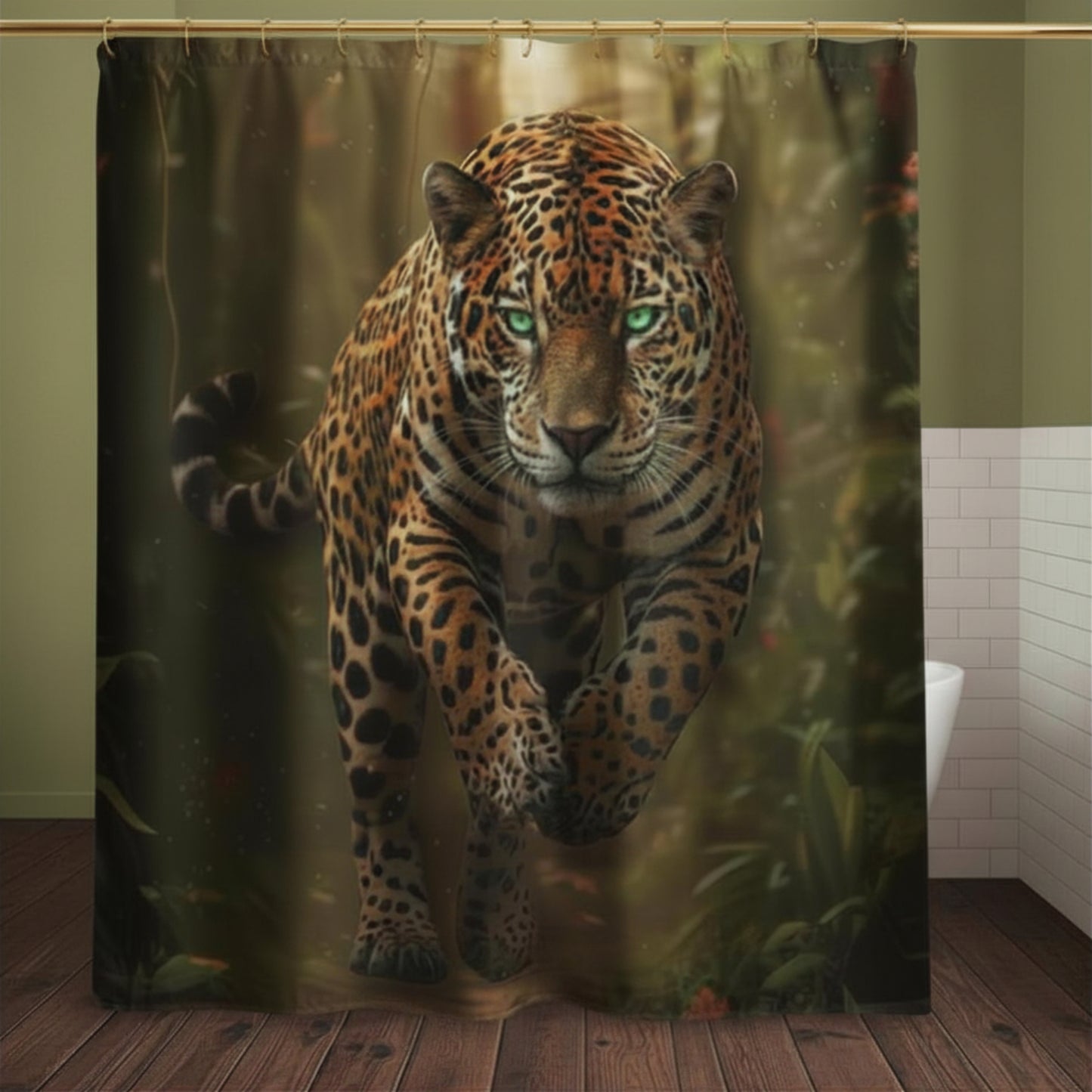 Duschvorhang mit Jaguar in kraftvoller Bewegung durch den Regenwald in Badezimmer mit Holzboden und heller Wandgestaltung.