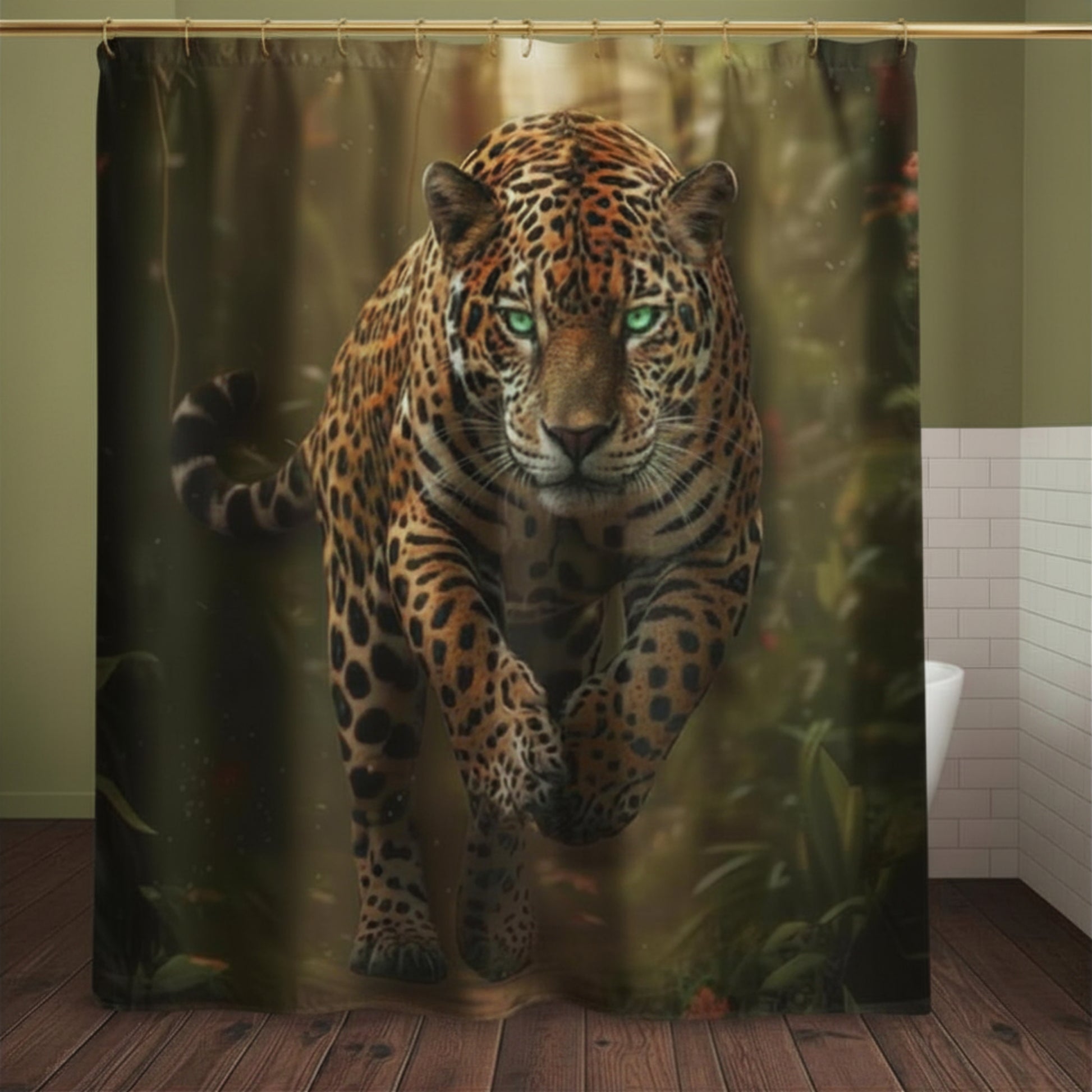 Duschvorhang mit Jaguar in kraftvoller Bewegung durch den Regenwald in Badezimmer mit Holzboden und heller Wandgestaltung.