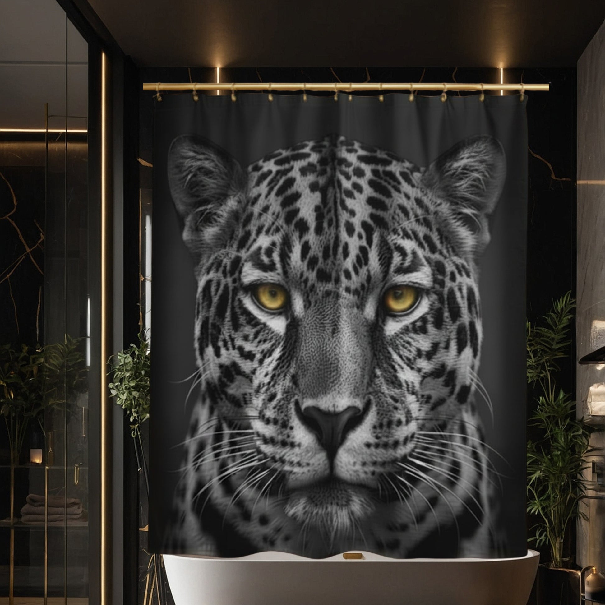 Duschvorhang mit Jaguar-Motiv auf schwarzem Hintergrund, intensive goldene Augen, detaillierte Fellstruktur, elegante Wildtierästhetik in elegantem Badezimmer