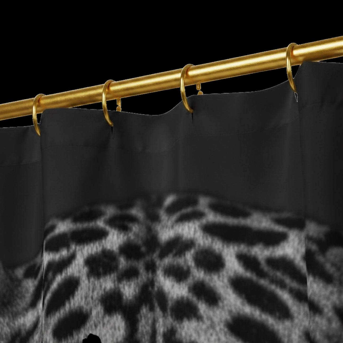 Detailaufnahme des schwarzen Duschvorhangs mit Jaguar-Motiv, goldene Duschvorhangstange, Aufhängeringe und sichtbare Fellzeichnung im oberen Bereich des Designs