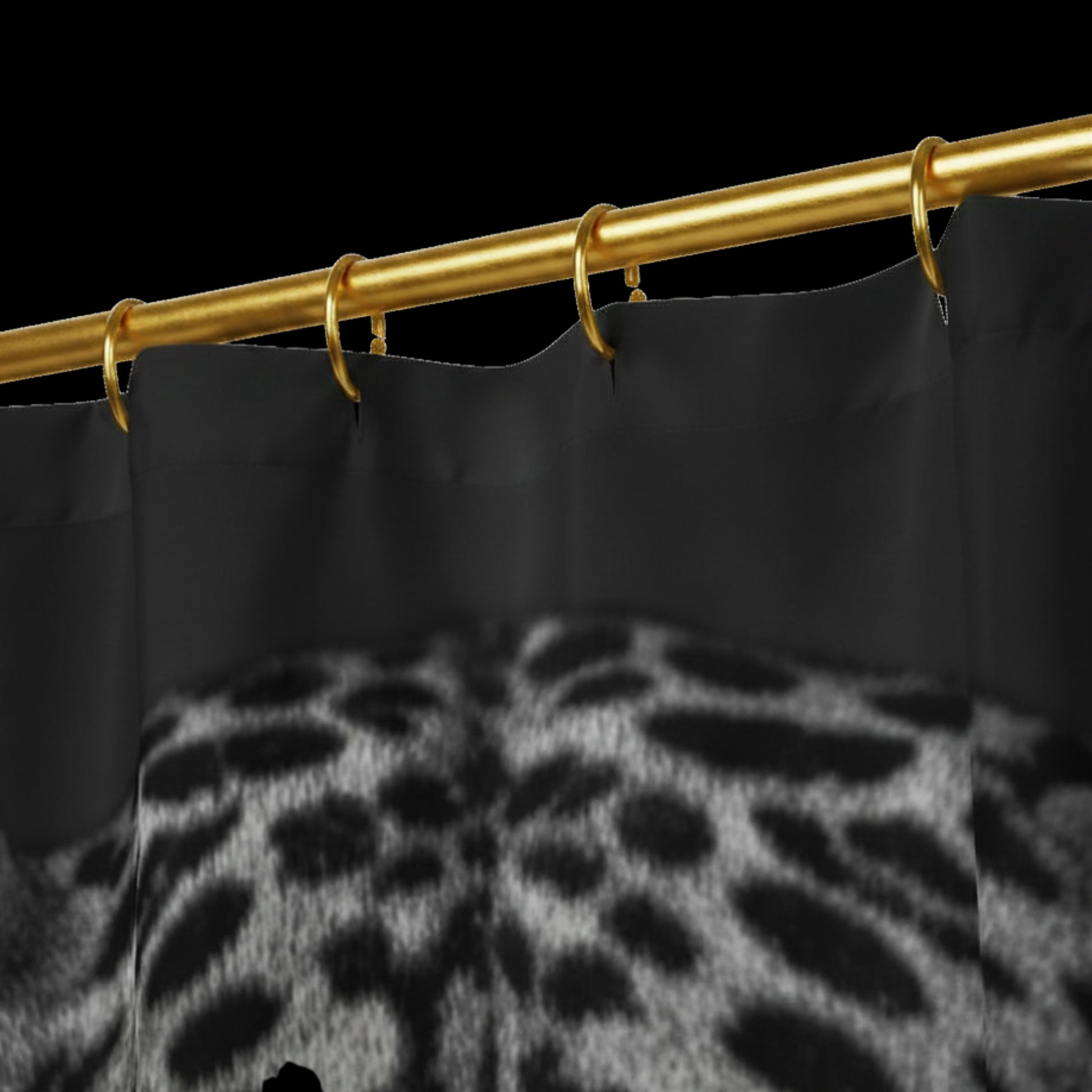 Detailaufnahme des schwarzen Duschvorhangs mit Jaguar-Motiv, goldene Duschvorhangstange, Aufhängeringe und sichtbare Fellzeichnung im oberen Bereich des Designs