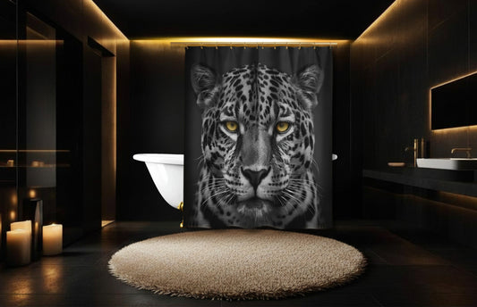 Schwarzer Duschvorhang mit Jaguar-Motiv und goldenen Augen in luxuriösem Badezimmer mit freistehender Badewanne, warmem Kerzenlicht und dunkler Wandgestaltung