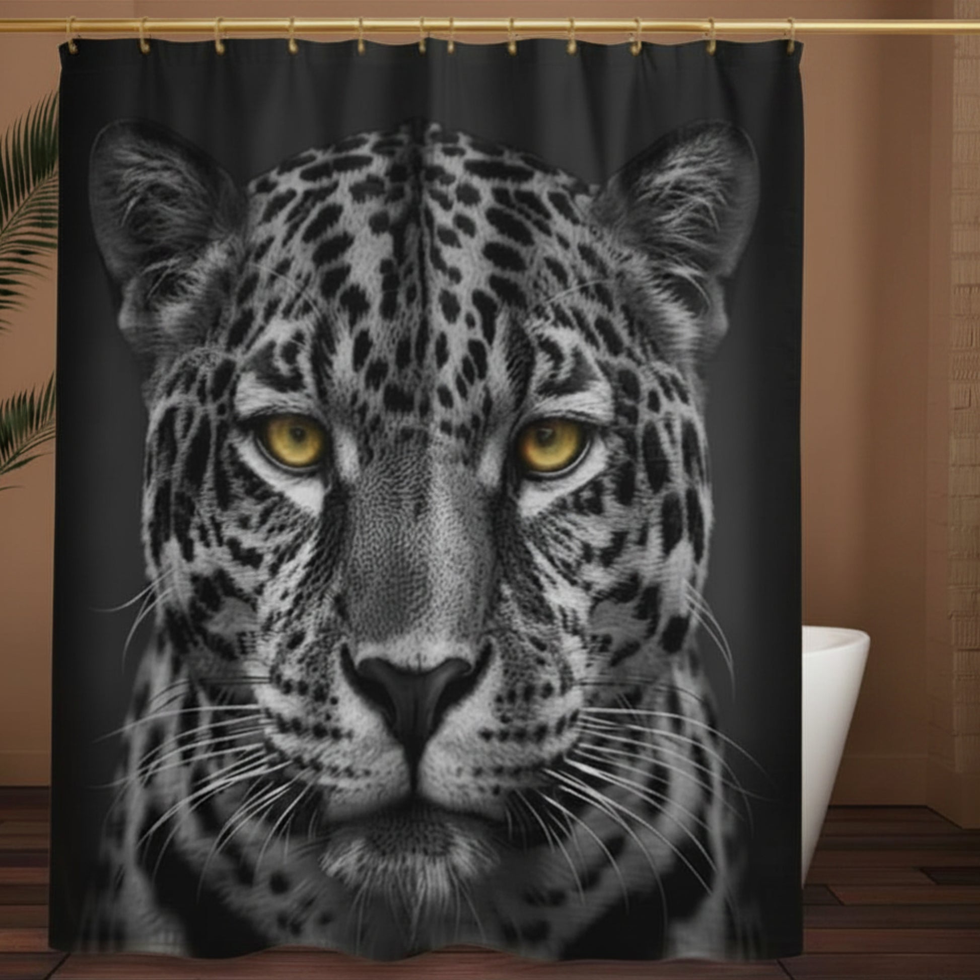 Schwarzer Duschvorhang mit Jaguar-Motiv und goldenen Augen in Badezimmer mit warmen Braun- und Holztönen sowie freistehender Badewanne.