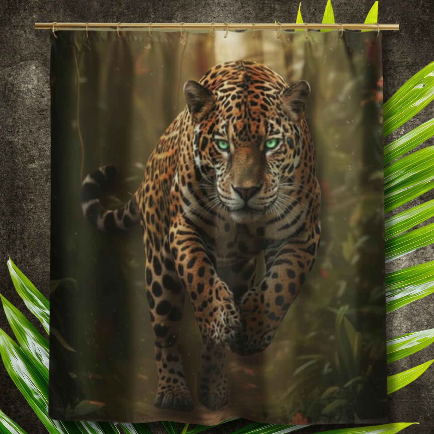 Duschvorhang mit Jaguar in kraftvoller Bewegung durch den Regenwald vor dunklem Hintergrund mit dekorativen Palmenblättern.