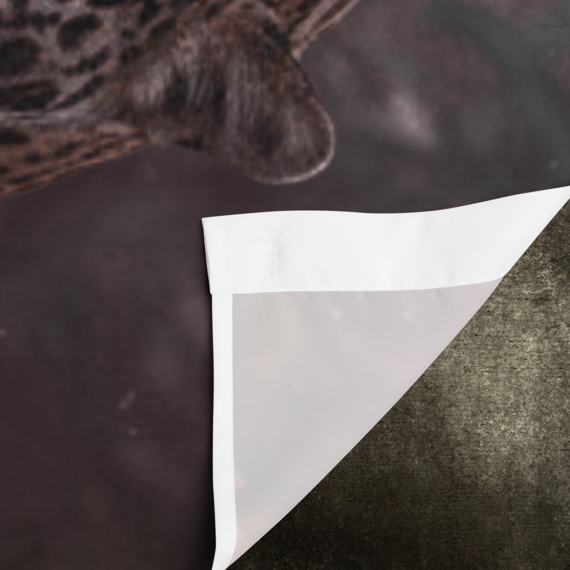 Materialdetail des Duschvorhangs mit Jaguar-Motiv, sichtbarer Stoffstruktur und umgeschlagener Ecke zur Darstellung der Verarbeitung.