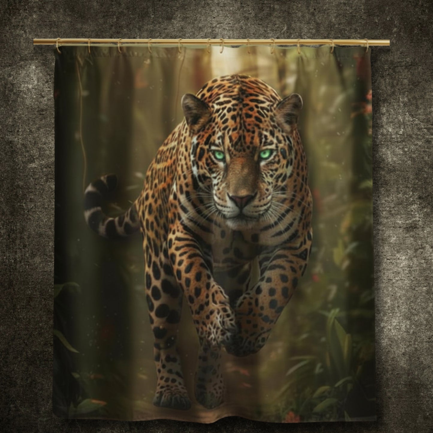 Duschvorhang mit Jaguar in kraftvoller Bewegung durch den Regenwald auf der Vorderseite des Designs.
