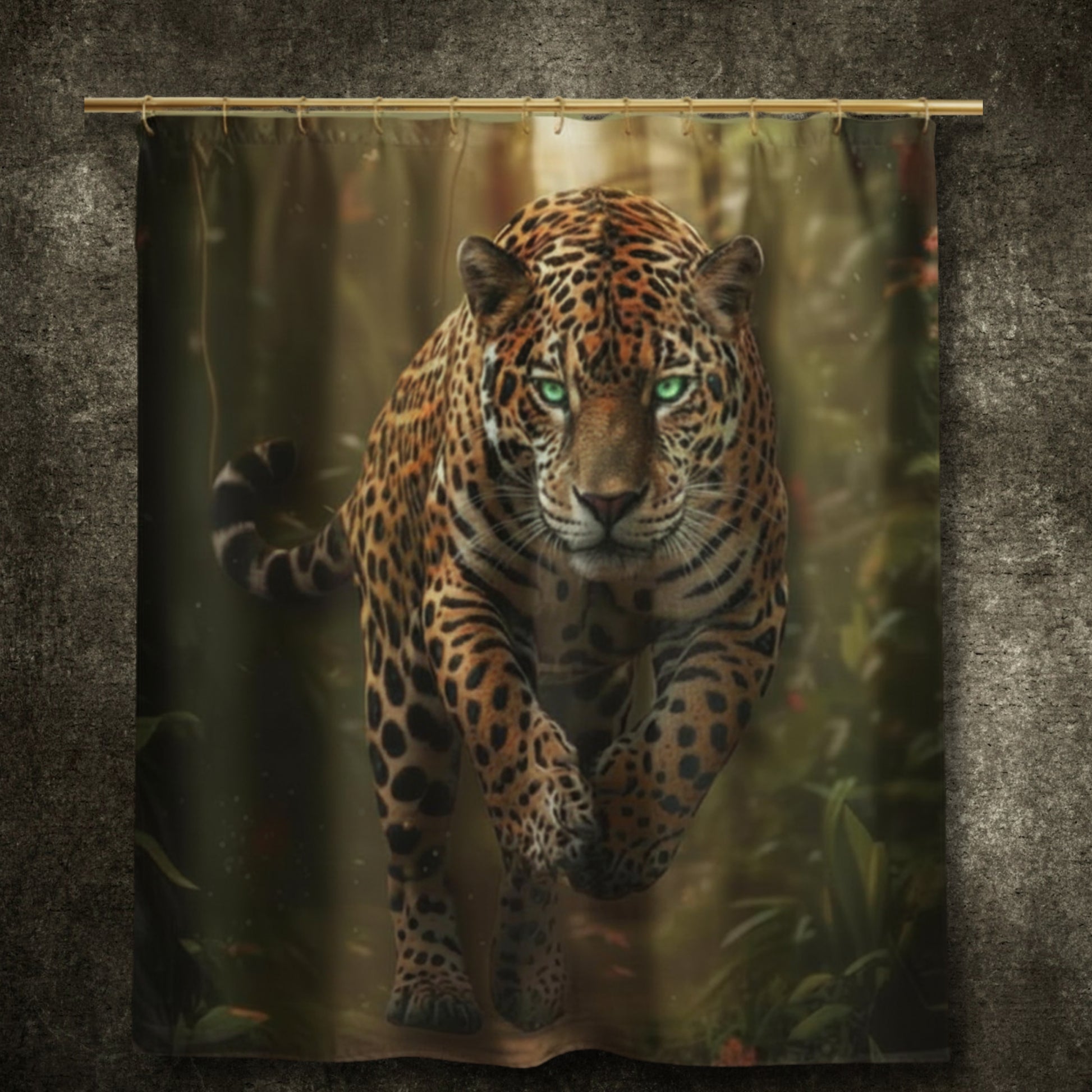 Duschvorhang mit Jaguar in kraftvoller Bewegung durch den Regenwald auf der Vorderseite des Designs.