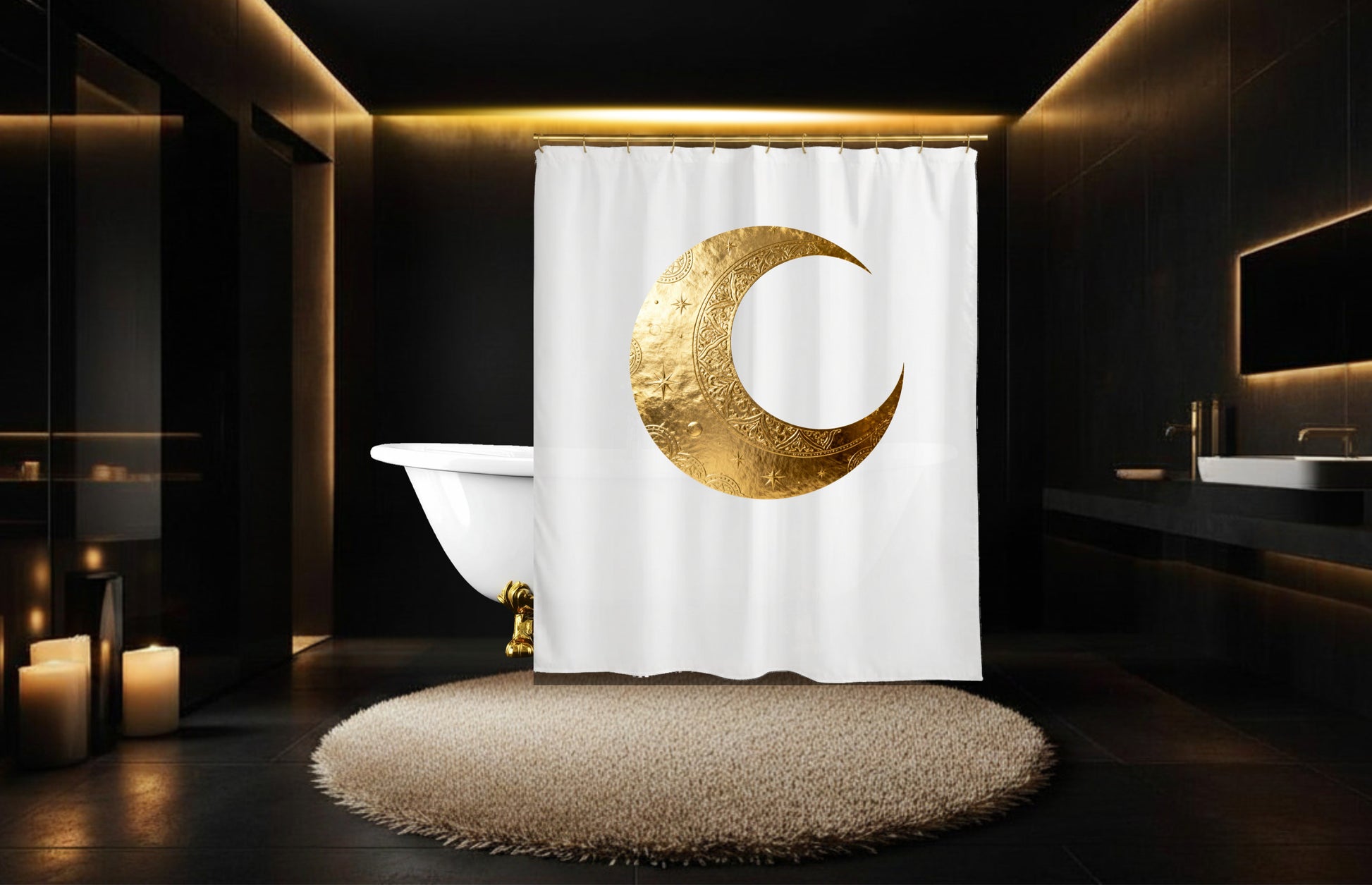 Weißer Duschvorhang mit großem goldenem Mondsymbol in einem eleganten Badezimmer mit dunkler  Wand, warmem Kerzenlicht und freistehender weißer Badewanne