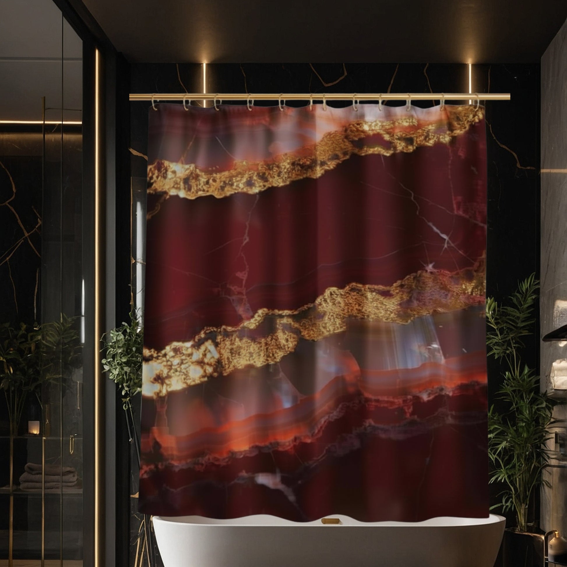 Duschvorhang mit rotem Onyx-Muster, goldenen Mineraladern und warmen Rubin- und Kupfertönen vor einer freistehenden Badewanne in einem stilvollen Badezimmer mit dunkler Eleganz.
