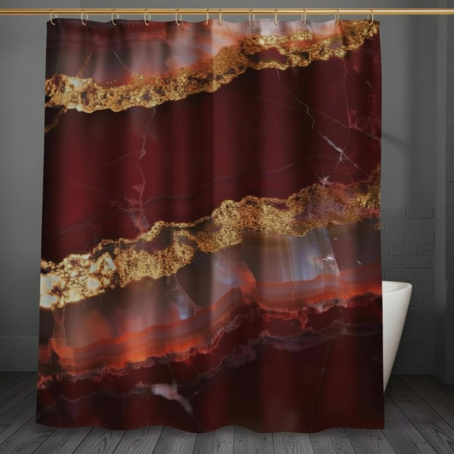 Duschvorhang mit rotem Onyx-Muster, goldenen Mineralstrukturen sowie tiefen Rubin-, Kupfer- und Bernsteintönen auf grauem Holzfussboden vor einer freistehenden Badewanne