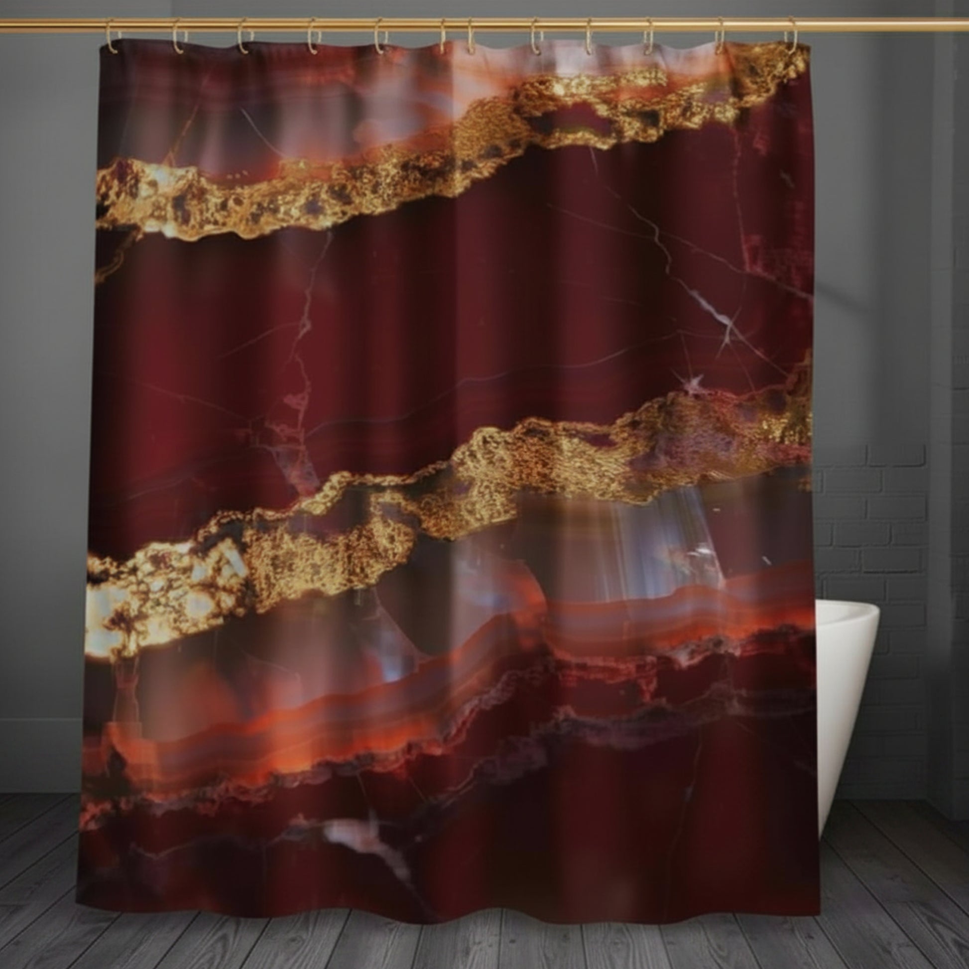 Duschvorhang mit rotem Onyx-Muster, goldenen Mineralstrukturen sowie tiefen Rubin-, Kupfer- und Bernsteintönen auf grauem Holzfussboden vor einer freistehenden Badewanne