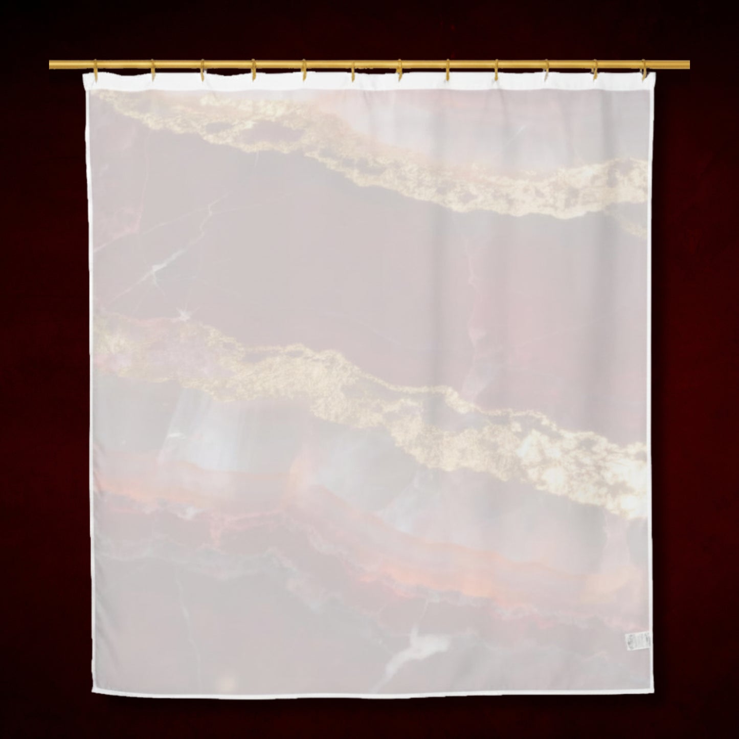 Duschvorhang mit rotem Onyx-Muster auf der Rückseite vor dunkelrotem Hintergrund. Die warmen Rubin-, Kupfer- und Bernsteintöne sowie die goldenen Mineraladern erscheinen in einer weicheren, lichtdurchlässigen Darstellung.