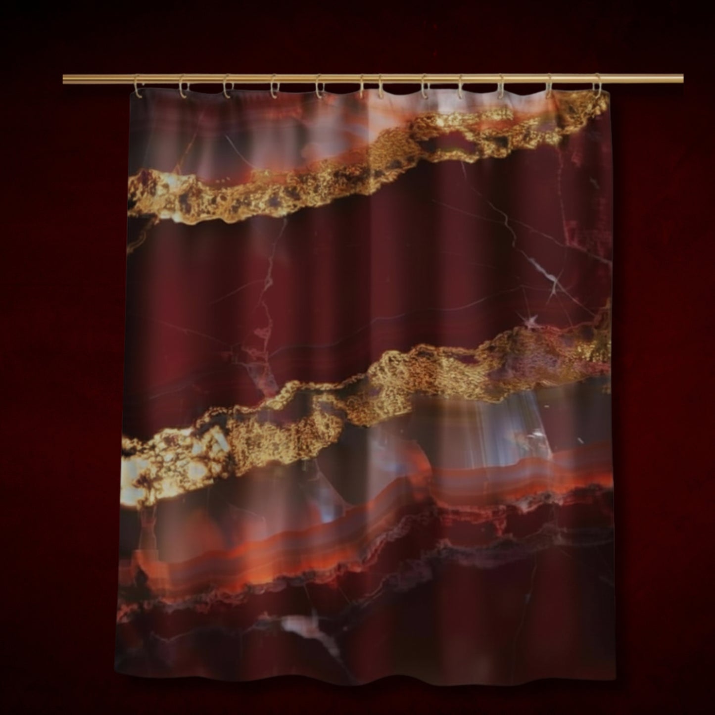 Duschvorhang mit rotem Onyx-Muster, goldenen Mineraladern sowie tiefen Rubin-, Kupfer- und Bernsteintönen vor einem dunkelroten Hintergrund zur Darstellung der Vorderseite.