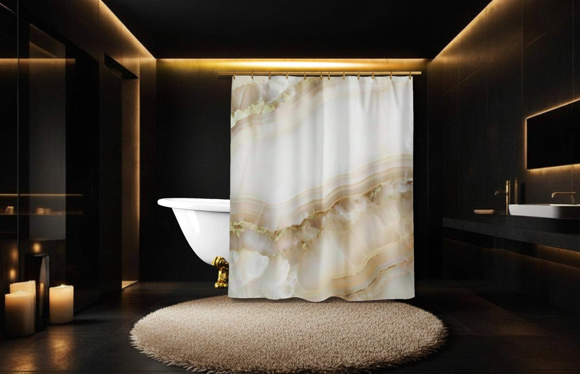Duschvorhang mit weißem Onyx-Muster, goldenen Mineralstrukturen und heller Natursteinoptik vor einer freistehenden Badewanne in einem stilvollen Badezimmer mit eleganter Lichtstimmung.