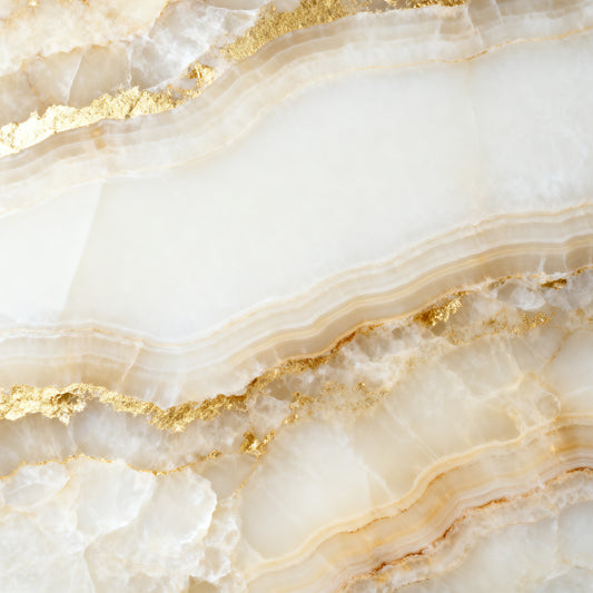 Duschvorhang mit weißem Onyx-Muster in Creme-, Elfenbein- und Champagnertönen mit feinen goldenen Mineralstrukturen und detailreicher Natursteinoptik in Nahaufnahme.