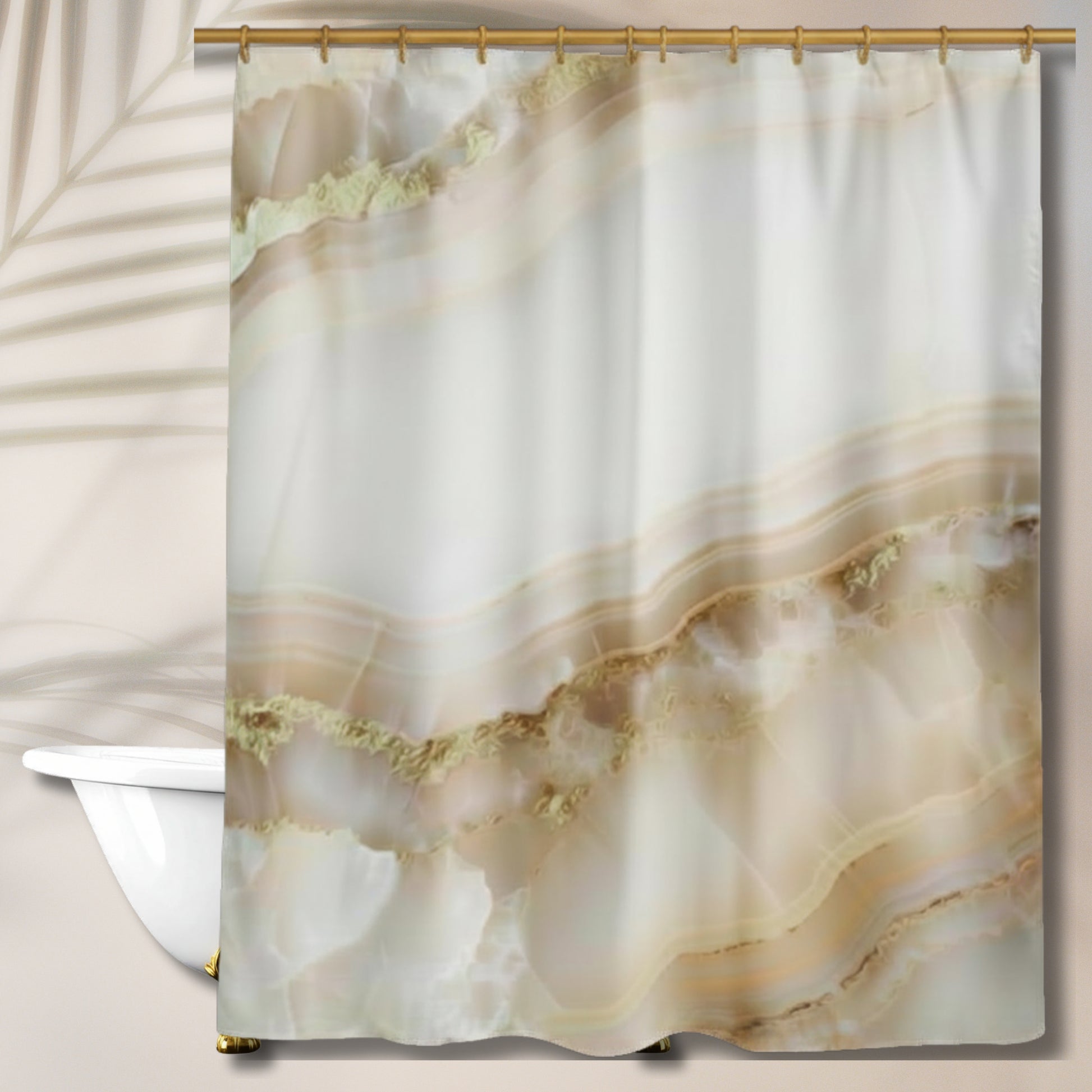 Duschvorhang mit weißem Onyx-Muster, feinen goldenen Mineralstrukturen und heller Natursteinoptik in einem eleganten Badezimmer mit heller Wandgestaltung und sanften Palmenschatten.