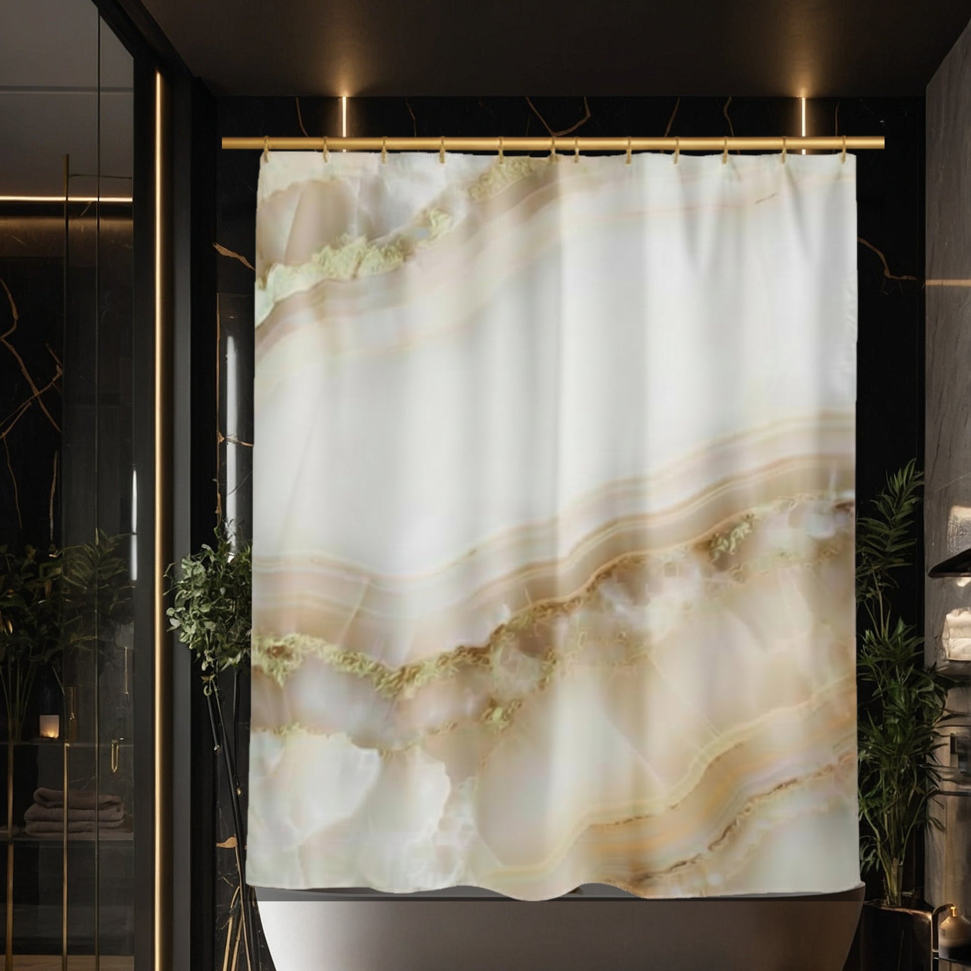 Duschvorhang mit weißem Onyx-Muster, feinen goldenen Mineralstrukturen und heller Natursteinoptik in einem eleganten Badezimmer mit dunklen Oberflächen und luxuriöser Atmosphäre.