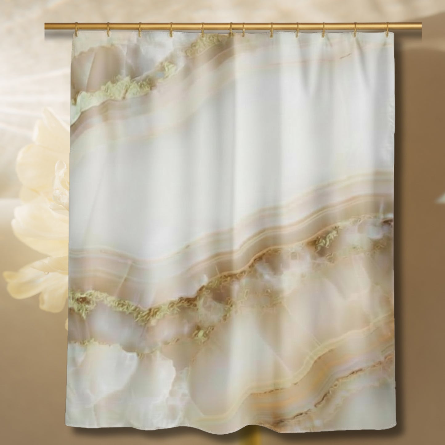 Duschvorhang mit weißem Onyx-Muster, feinen goldenen Mineralstrukturen und heller Natursteinoptik vor warmem Hintergrund zur Darstellung der Vorderseite des Motivs.