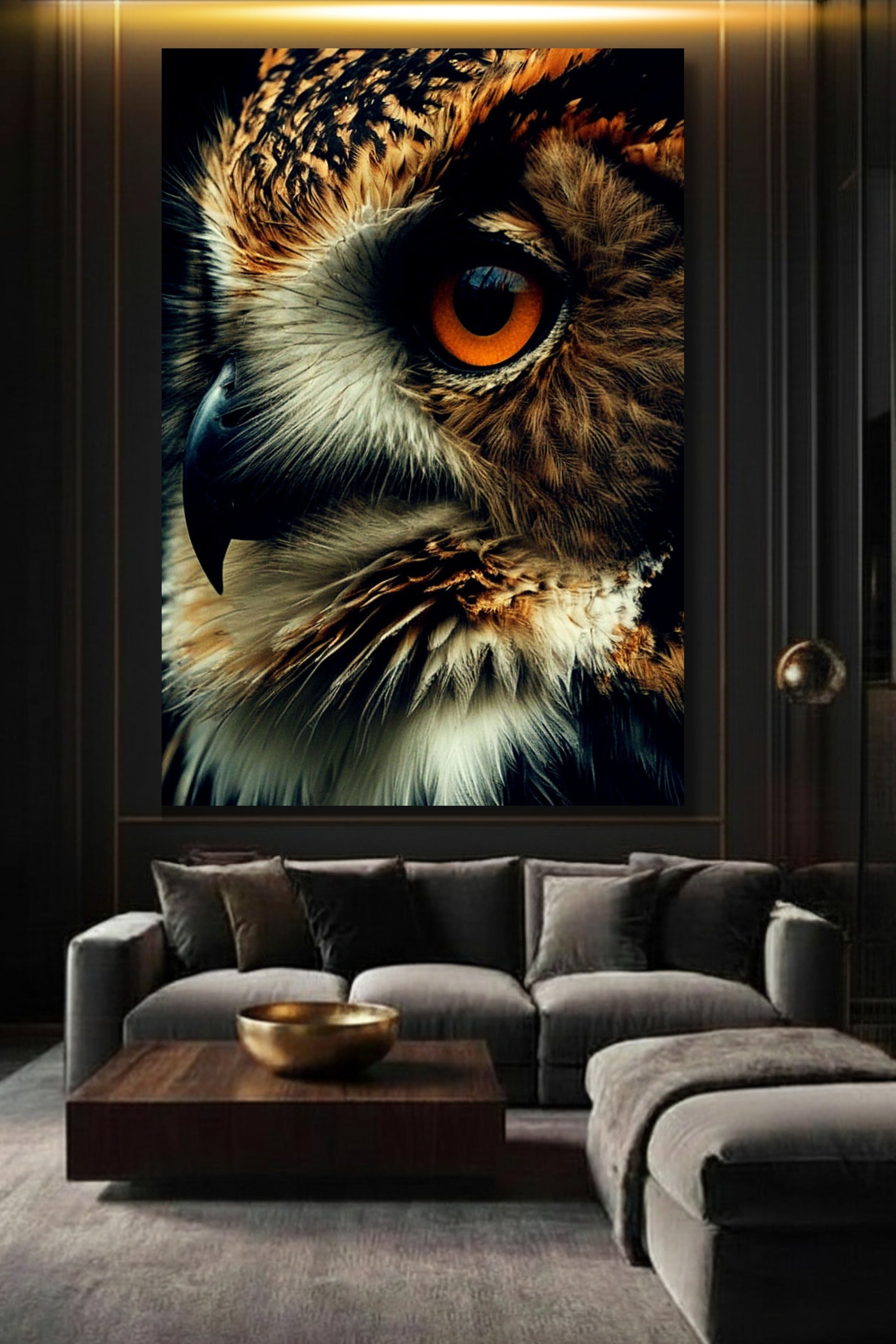 Close-Up Eule mit dramatischer Lichtführung als Poster Wandkunst im Wohnzimmer über einem Sofa mit kraftvoller Präsenz