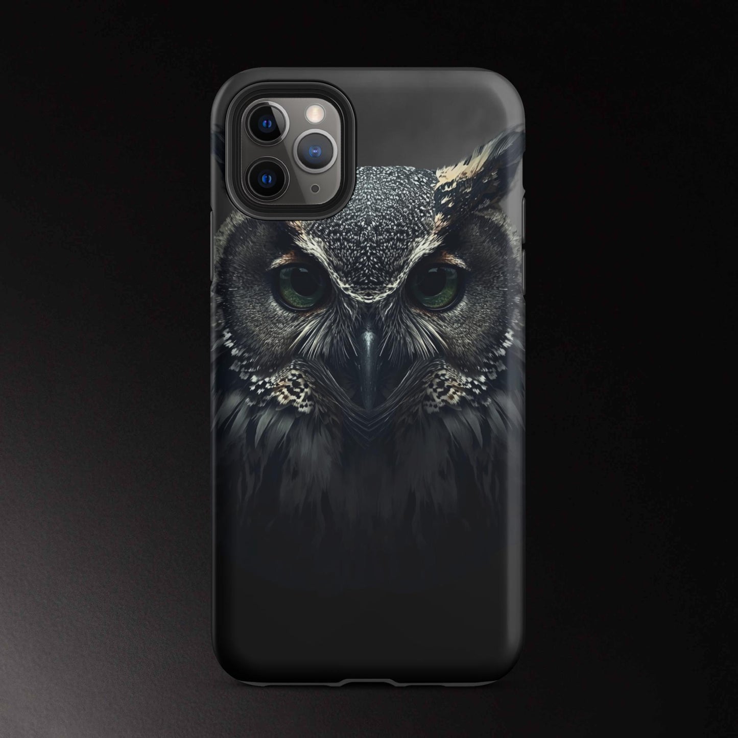 Eule Handyhülle für iPhone 11 Pro Max mit intensivem Blick und detailreichem Tiermotiv in dunkler Ästhetik