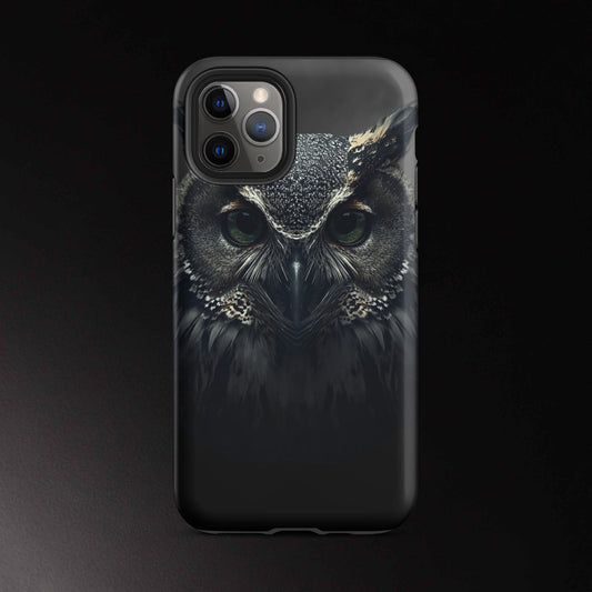 Eule Handyhülle für iPhone 11 Pro mit intensivem Blick und detailreichem Tiermotiv in dunkler Ästhetik