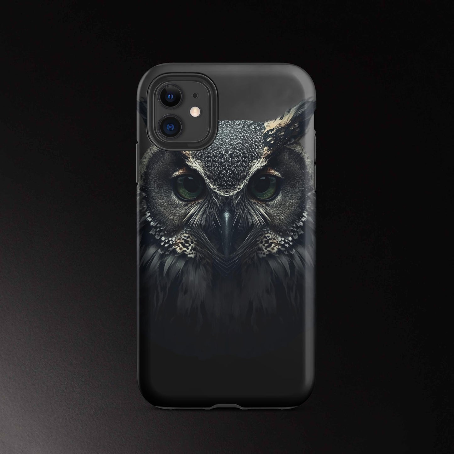 Eule Handyhülle für iPhone 11 mit intensivem Blick und detailreichem Tiermotiv in dunkler Ästhetik