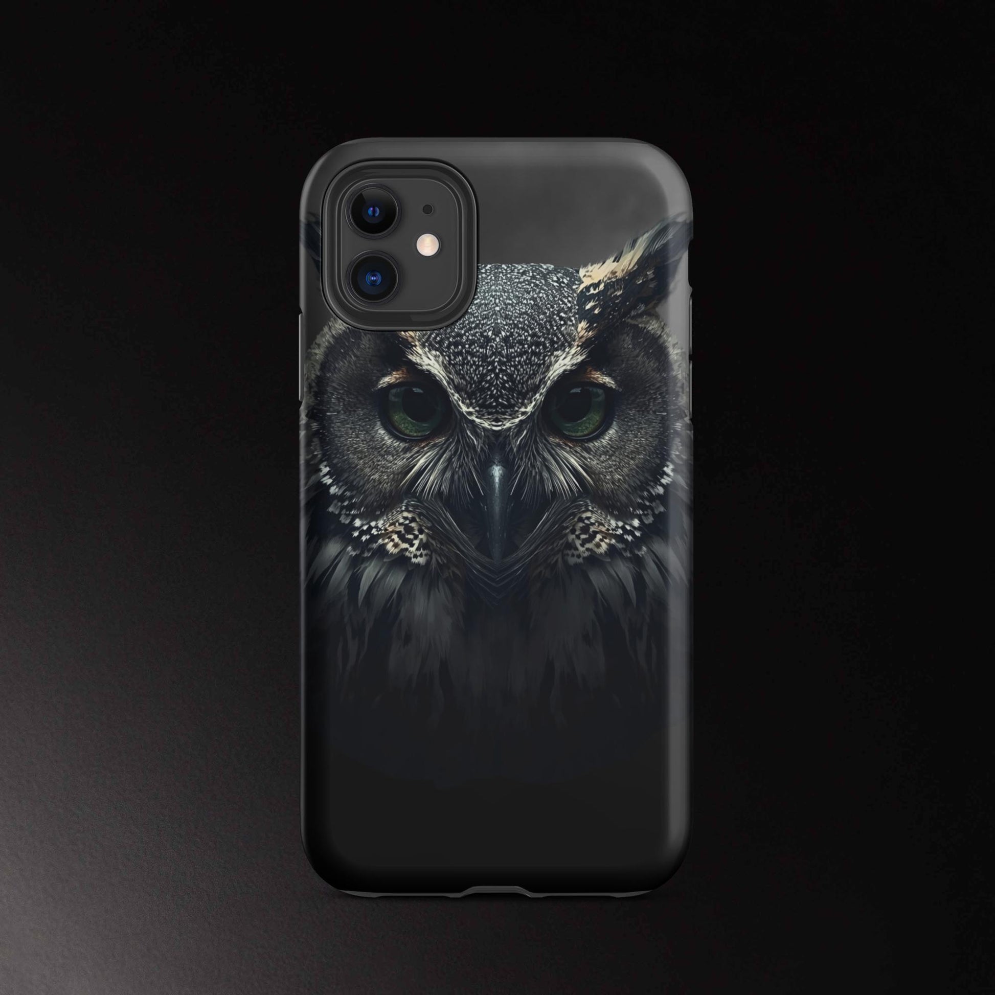 Eule Handyhülle für iPhone 11 mit intensivem Blick und detailreichem Tiermotiv in dunkler Ästhetik