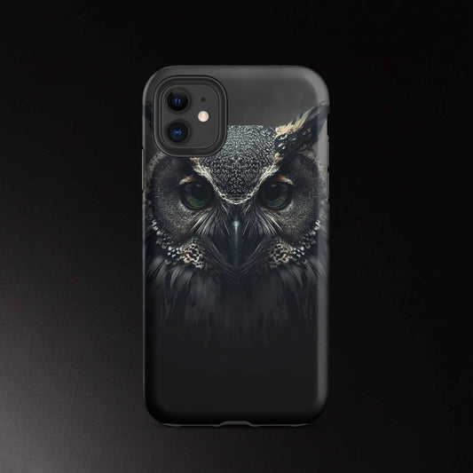 Eule Handyhülle für iPhone 11 mit intensivem Blick und detailreichem Tiermotiv in dunkler Ästhetik