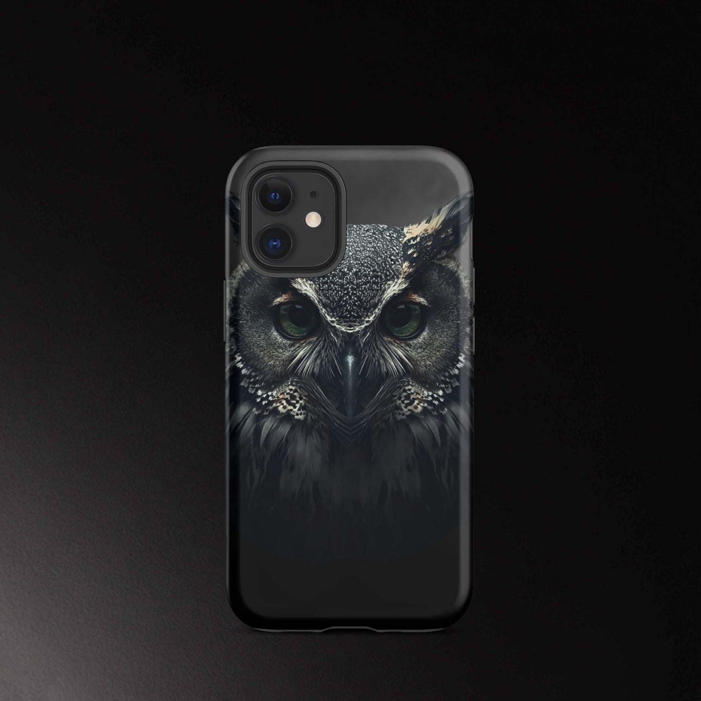 Eule Handyhülle für iPhone 12 mini mit intensivem Blick und ausdrucksstarkem Tierdesign in dunkler Ästhetik