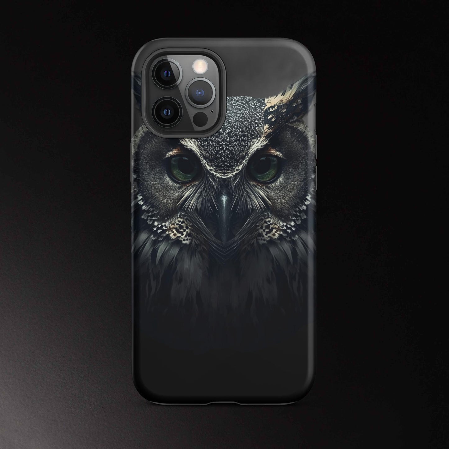 Eule Handyhülle für iPhone 12 Pro Max mit intensivem Blick und ausdrucksstarkem Tierdesign in dunkler Ästhetik