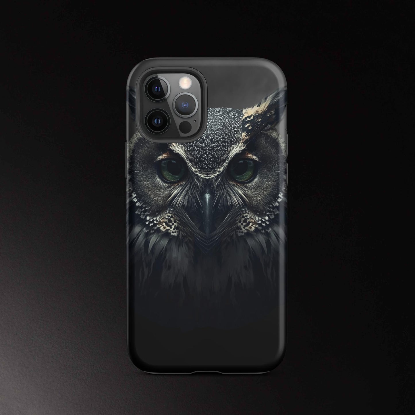 Eule Handyhülle für iPhone 12 Pro mit intensivem Blick und ausdrucksstarkem Tierdesign in dunkler Ästhetik