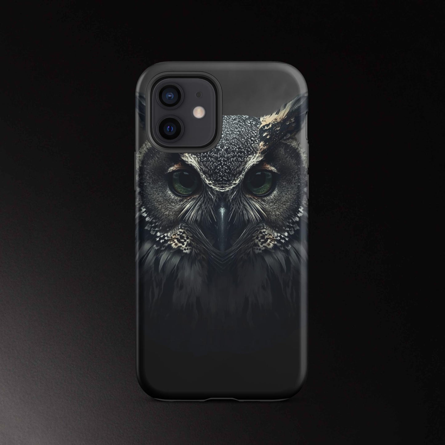 Eule Handyhülle für iPhone 12 mit intensivem Blick und ausdrucksstarkem Tierdesign in dunkler Ästhetik