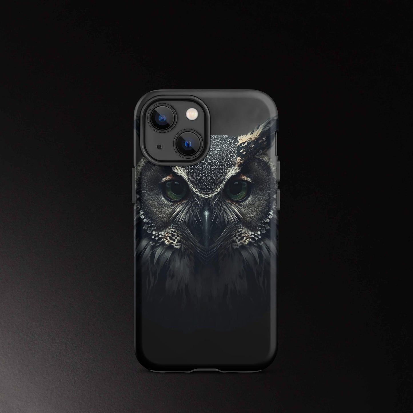 Eule Handyhülle für iPhone 13 mini mit intensivem Blick und feiner Federstruktur im dunklen Design