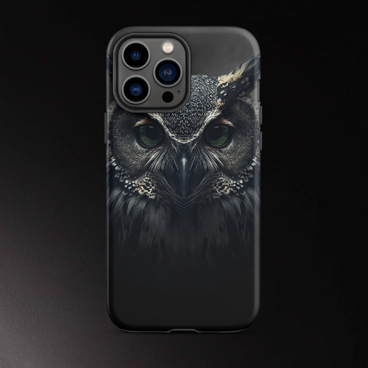 Eule Handyhülle für iPhone 13 Pro Max mit intensivem Blick und feiner Federstruktur im dunklen Design