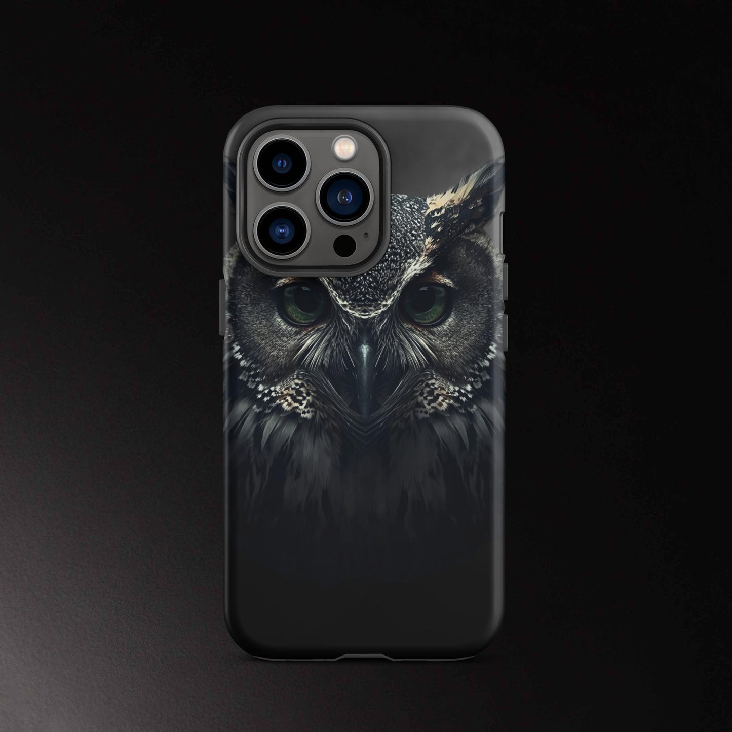 Eule Handyhülle für iPhone 13 Pro mit intensivem Blick und feiner Federstruktur im dunklen Design